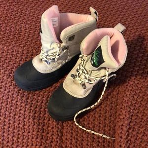 it’s a winter boots winter boots, size 9